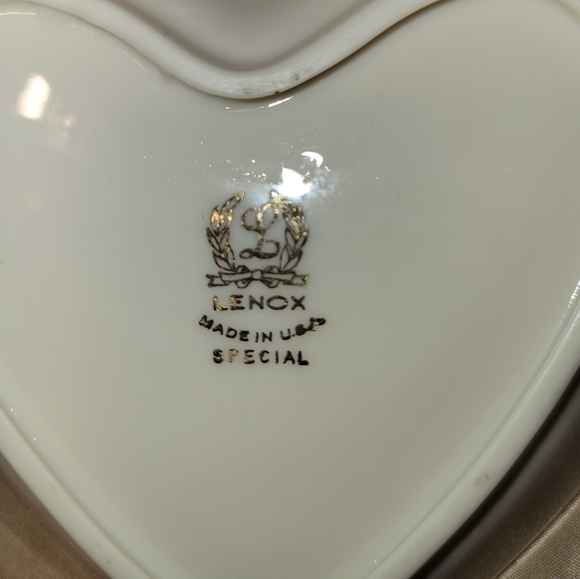 Vtg Lenox Ivory China Special Rose Embossed Gold Trim Bud Vase & Heart Dish USA - Picture 5 of 5